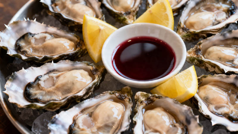 生蚝配柠檬蘸酱 鲜美诱人图片