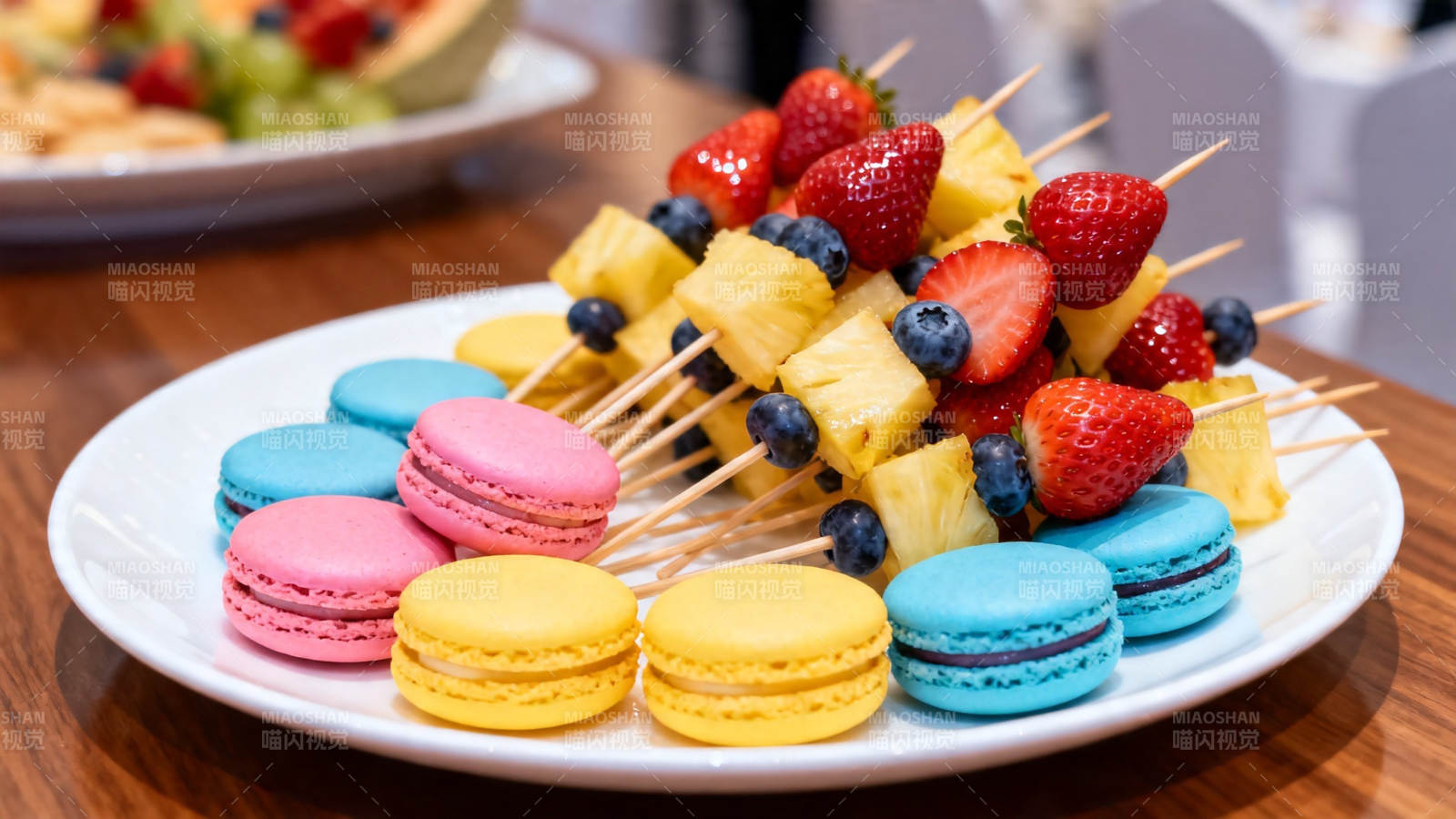 水果串与马卡龙甜点盘图片