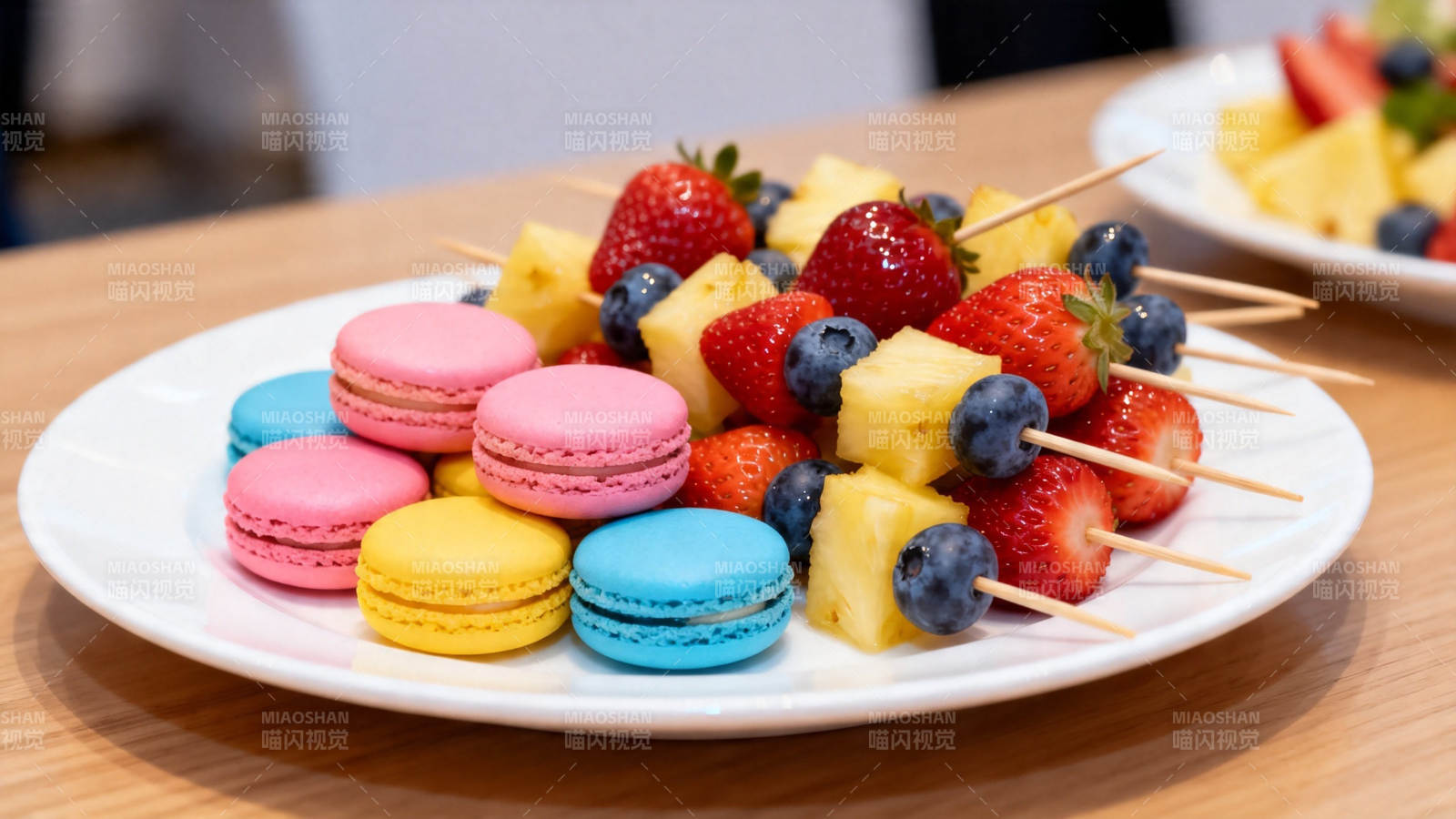 水果串配马卡龙甜点盘图片