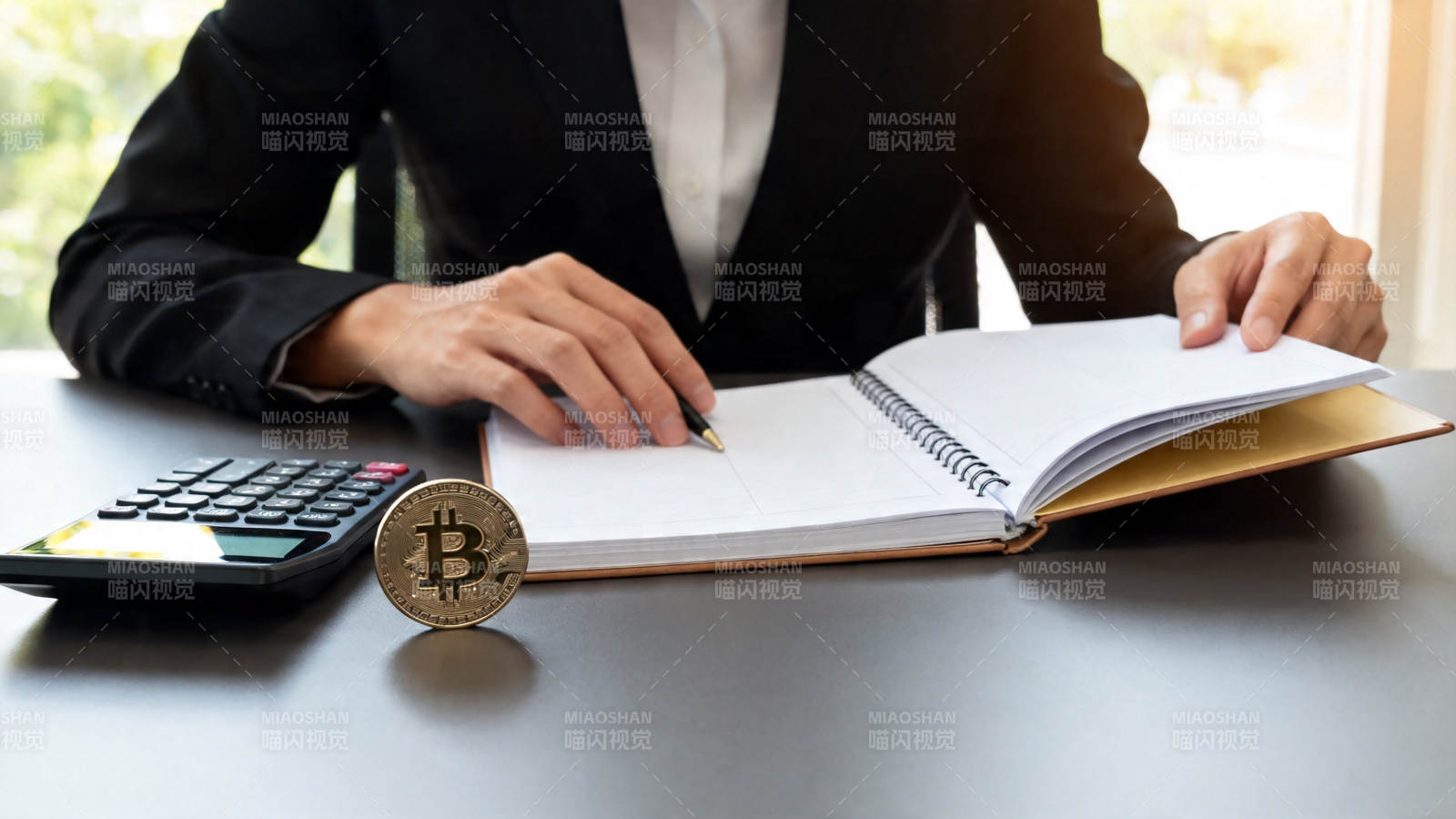 比特币记账 商务人士办公场景图片