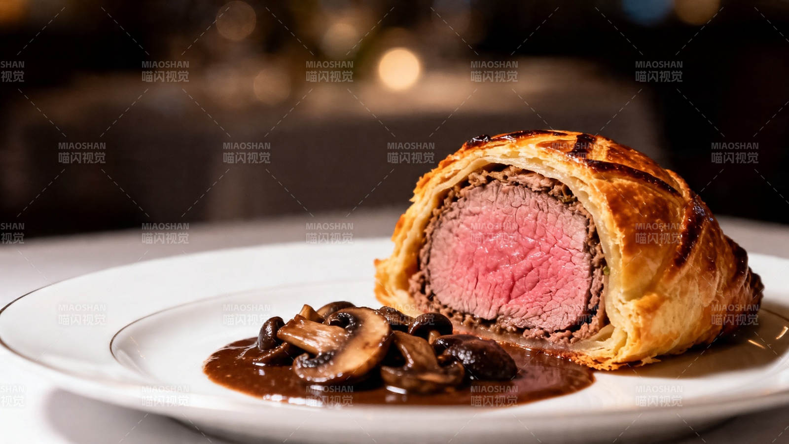 惠灵顿牛排配蘑菇酱图片