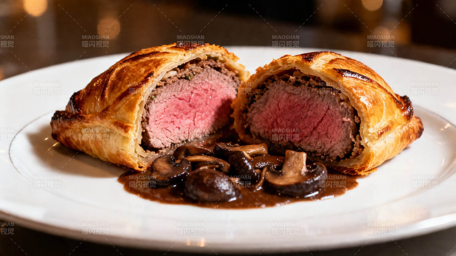 酥皮包裹的粉红牛肉卷图片