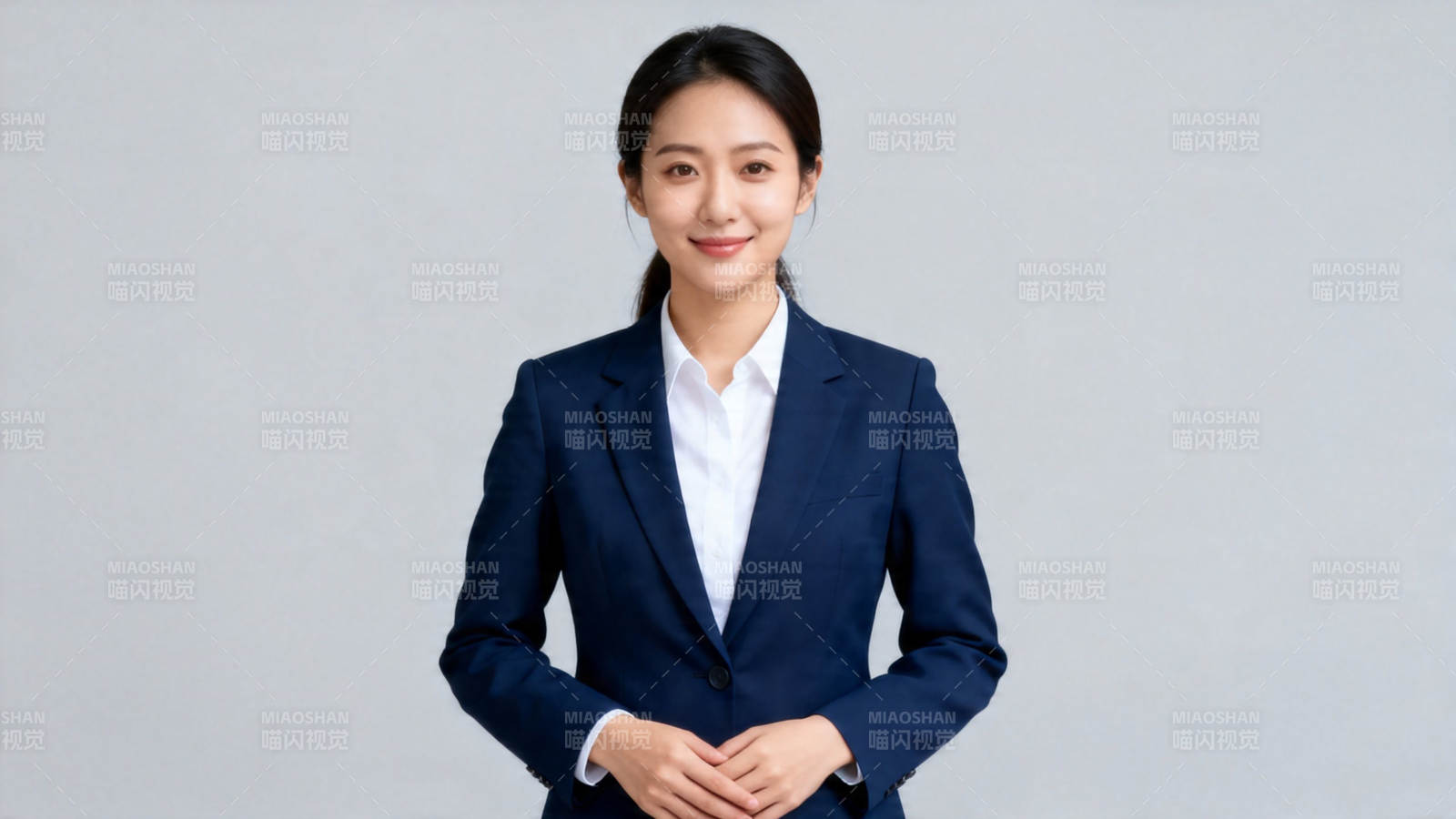 职业女性微笑站立照图片