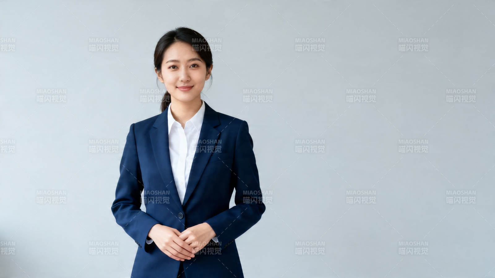 职业女性微笑站立图片