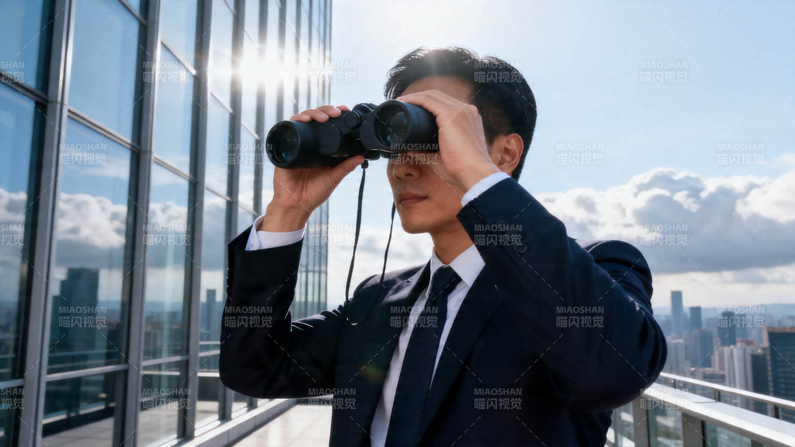 商界精英望远镜展望未来图片