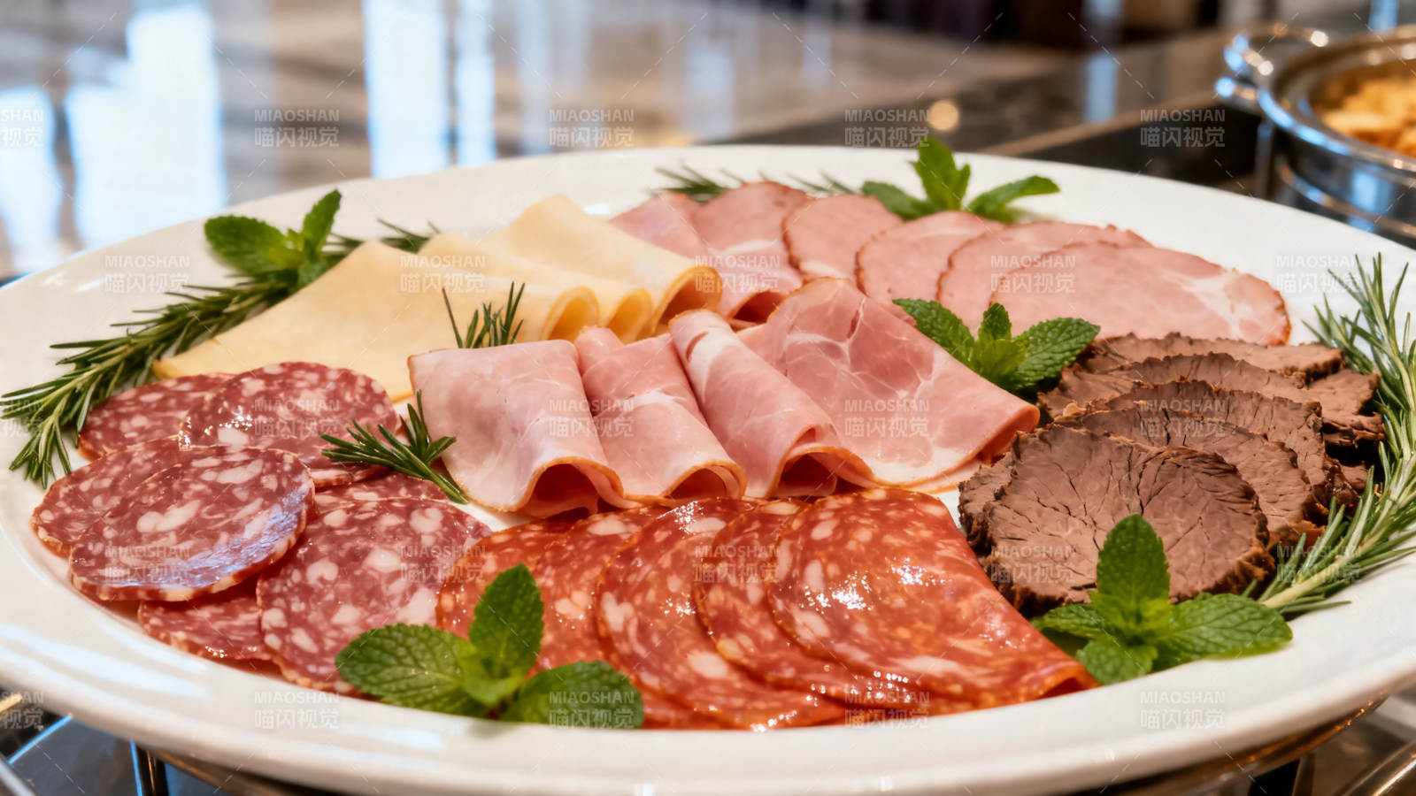 冷盘拼盘 火腿香肠配香草图片