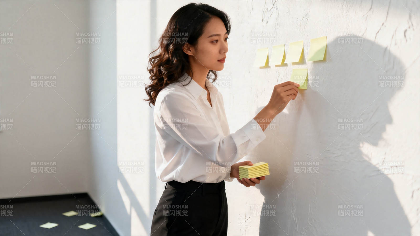 女子贴便签规划工作图片