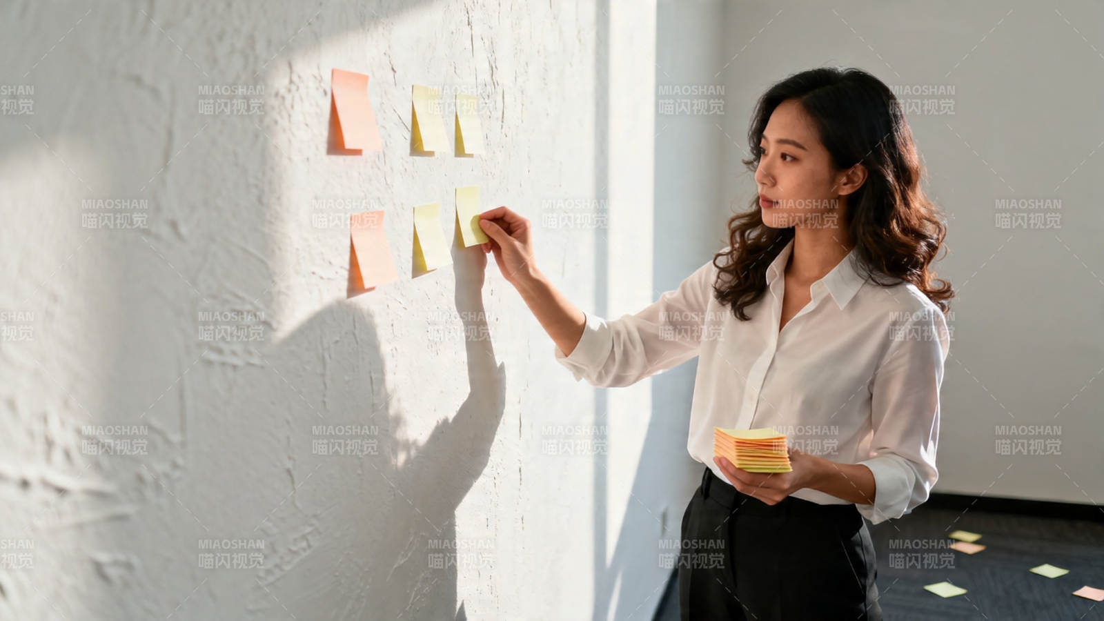 女子贴便签规划工作图片