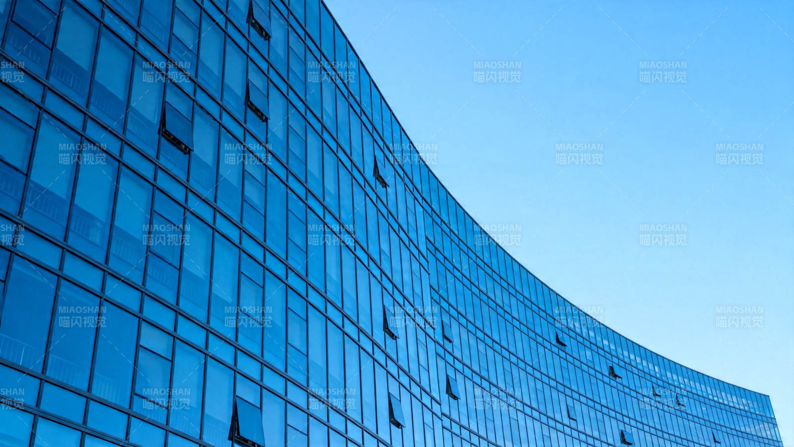 蓝色玻璃幕墙建筑特写图片