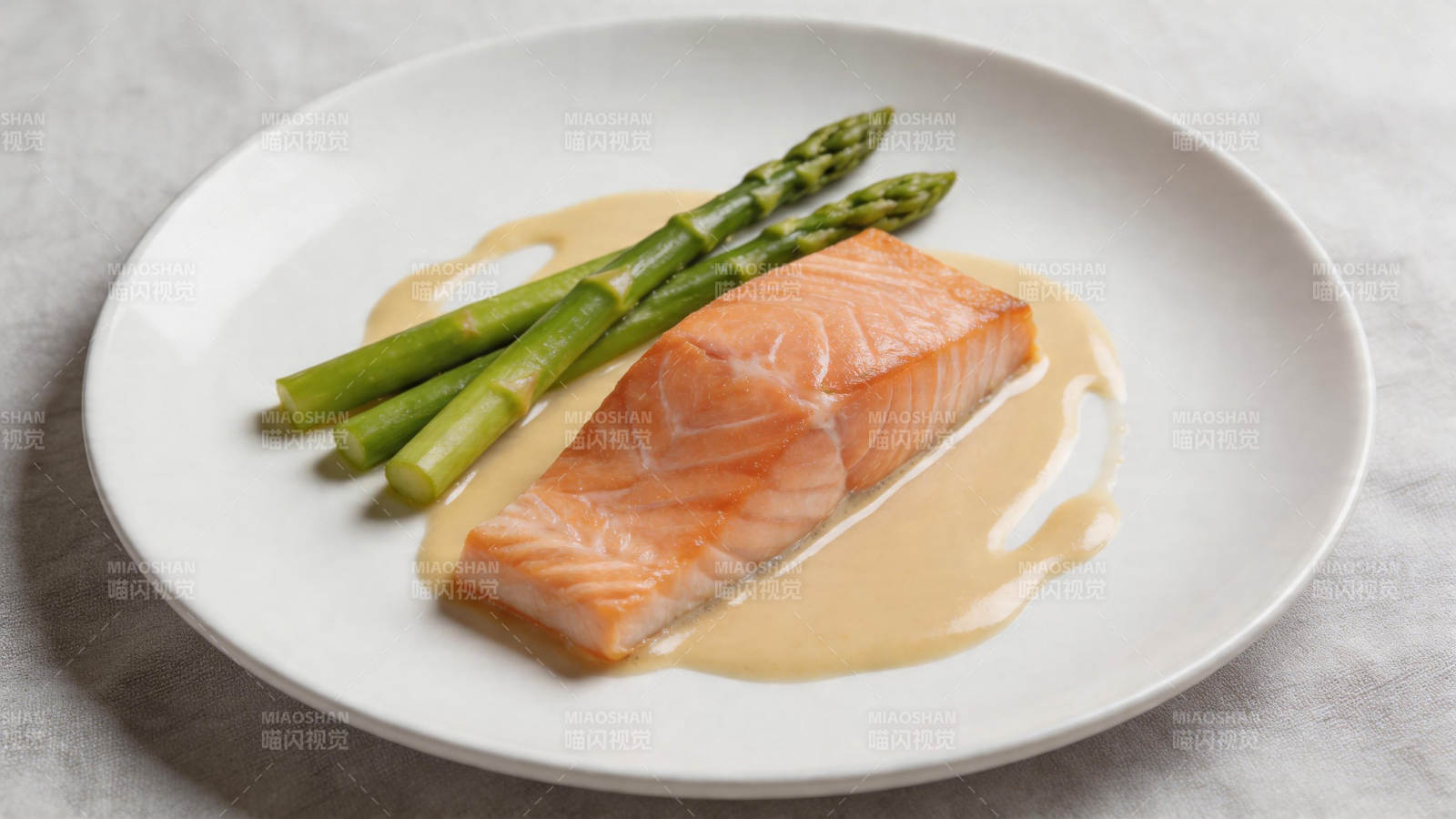 三文鱼配芦笋 酱汁淋盘上图片