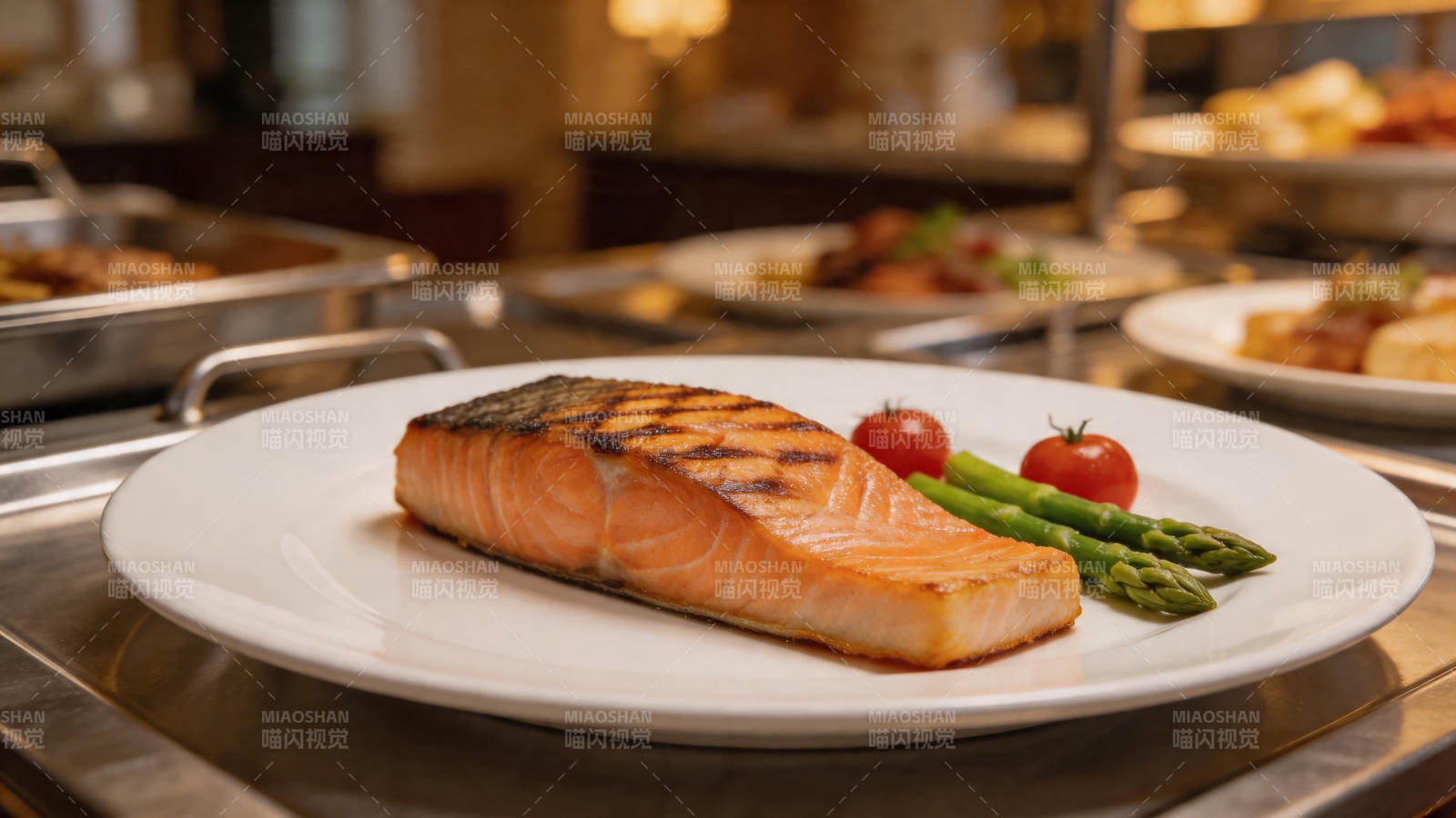 香煎三文鱼配芦笋小番茄图片