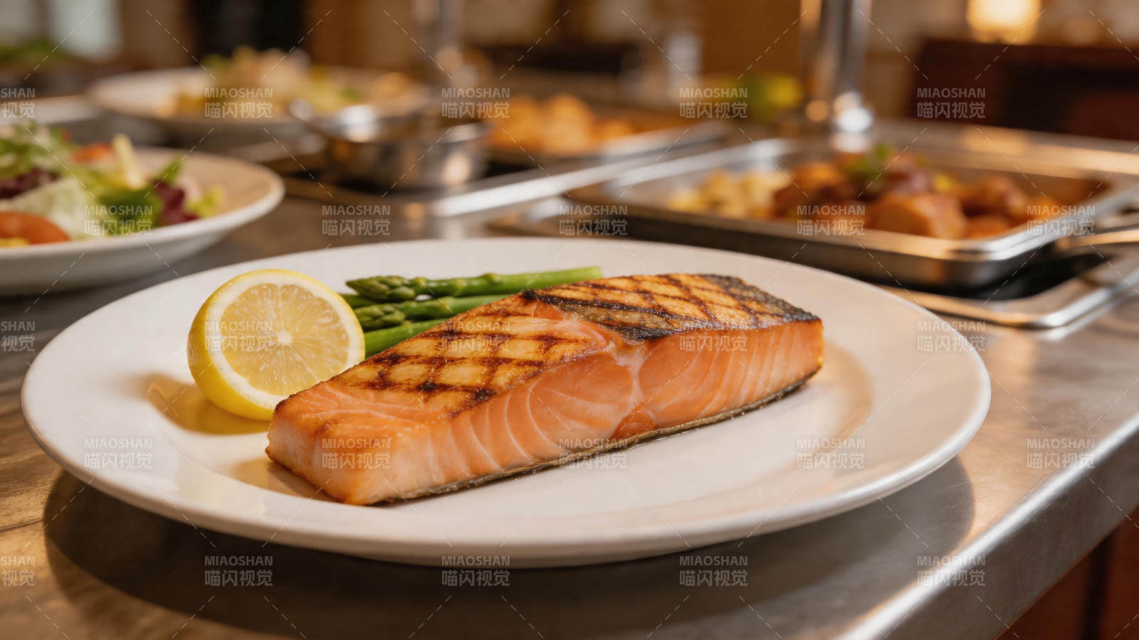 香煎三文鱼配芦笋柠檬图片