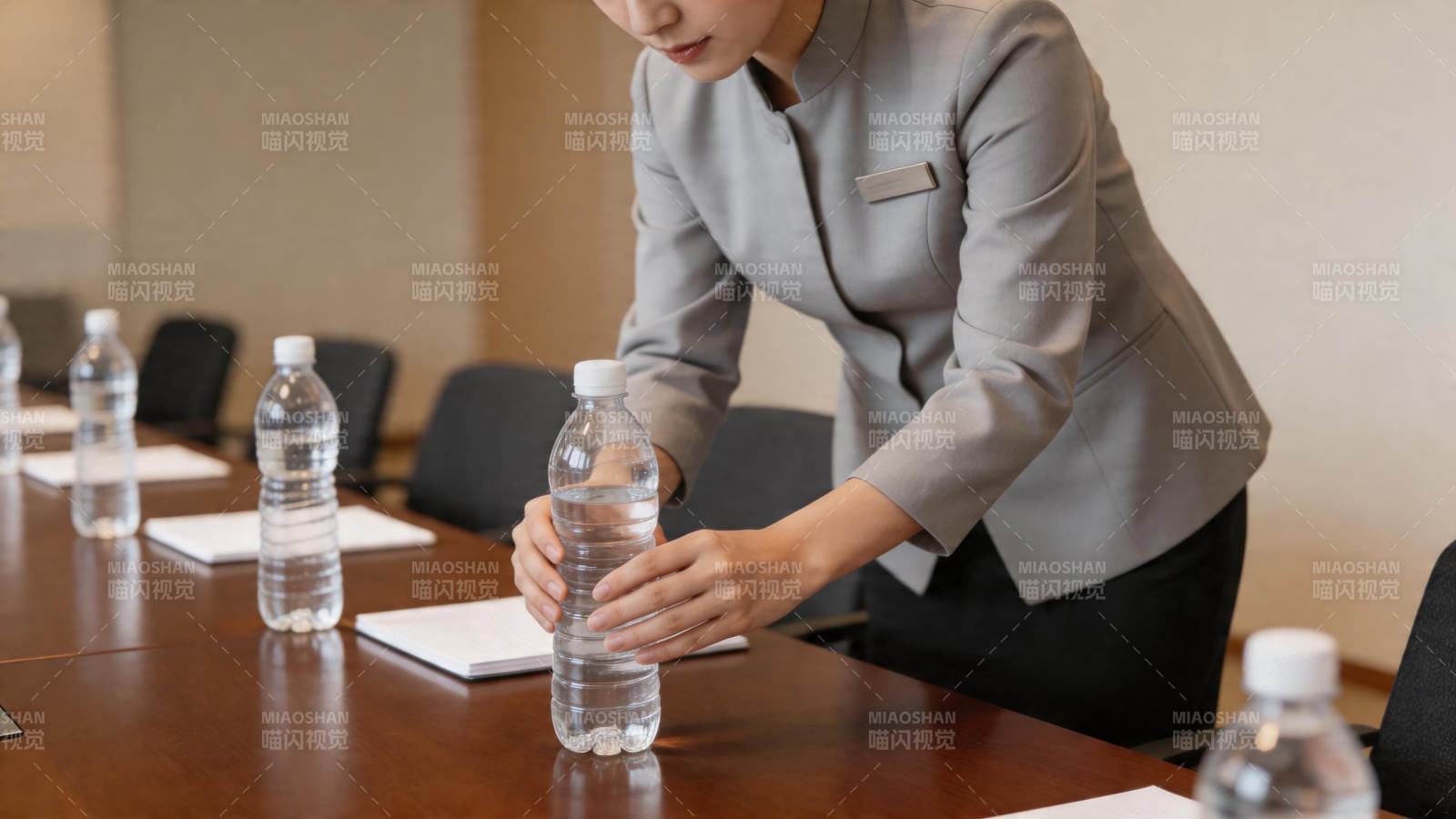 会议桌前摆放矿泉水图片