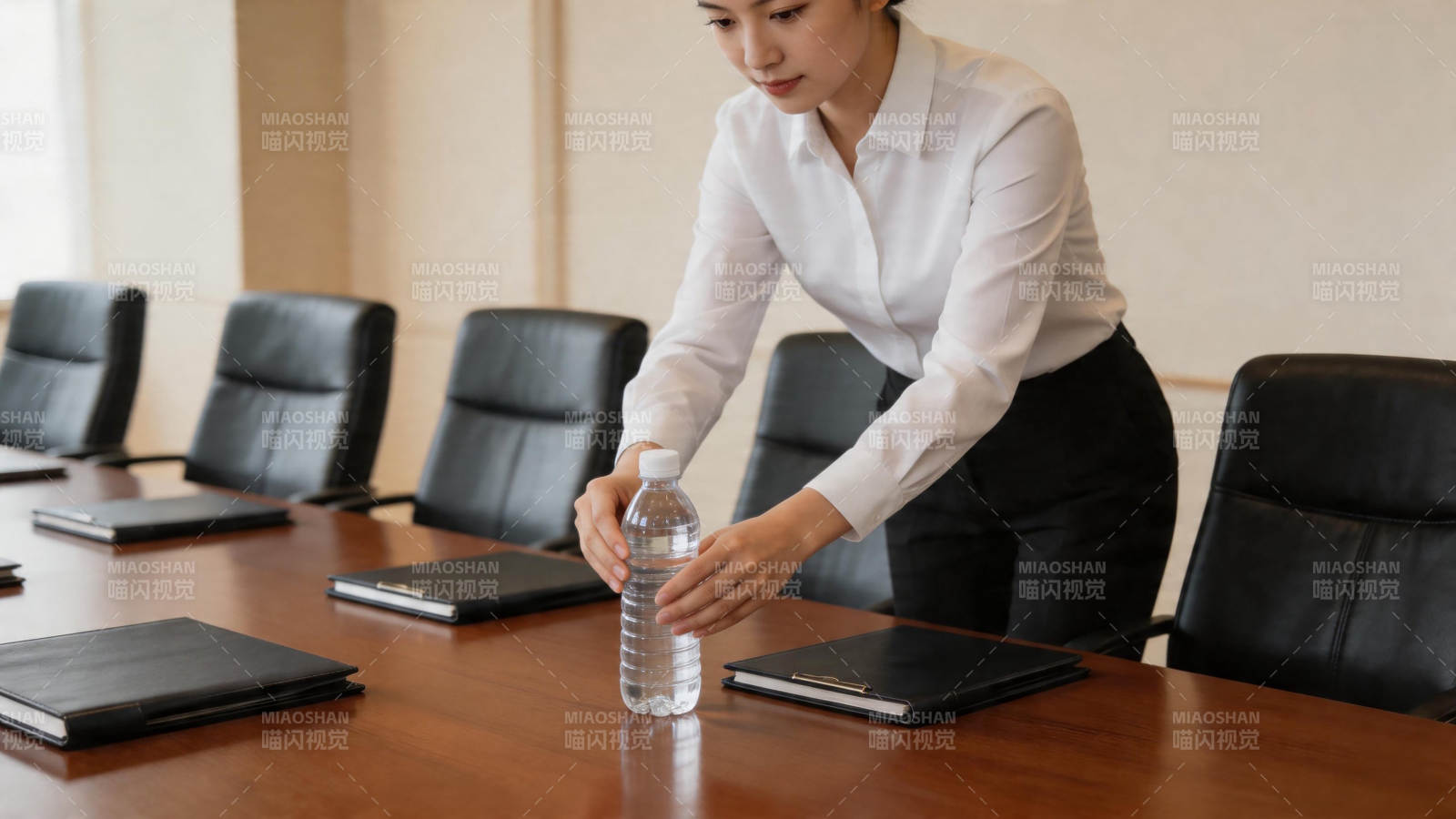 会议桌前摆放矿泉水图片