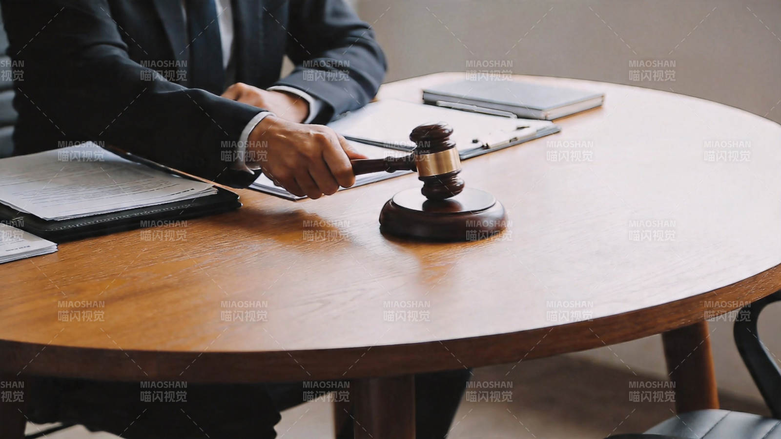 法官敲槌定案瞬间图片