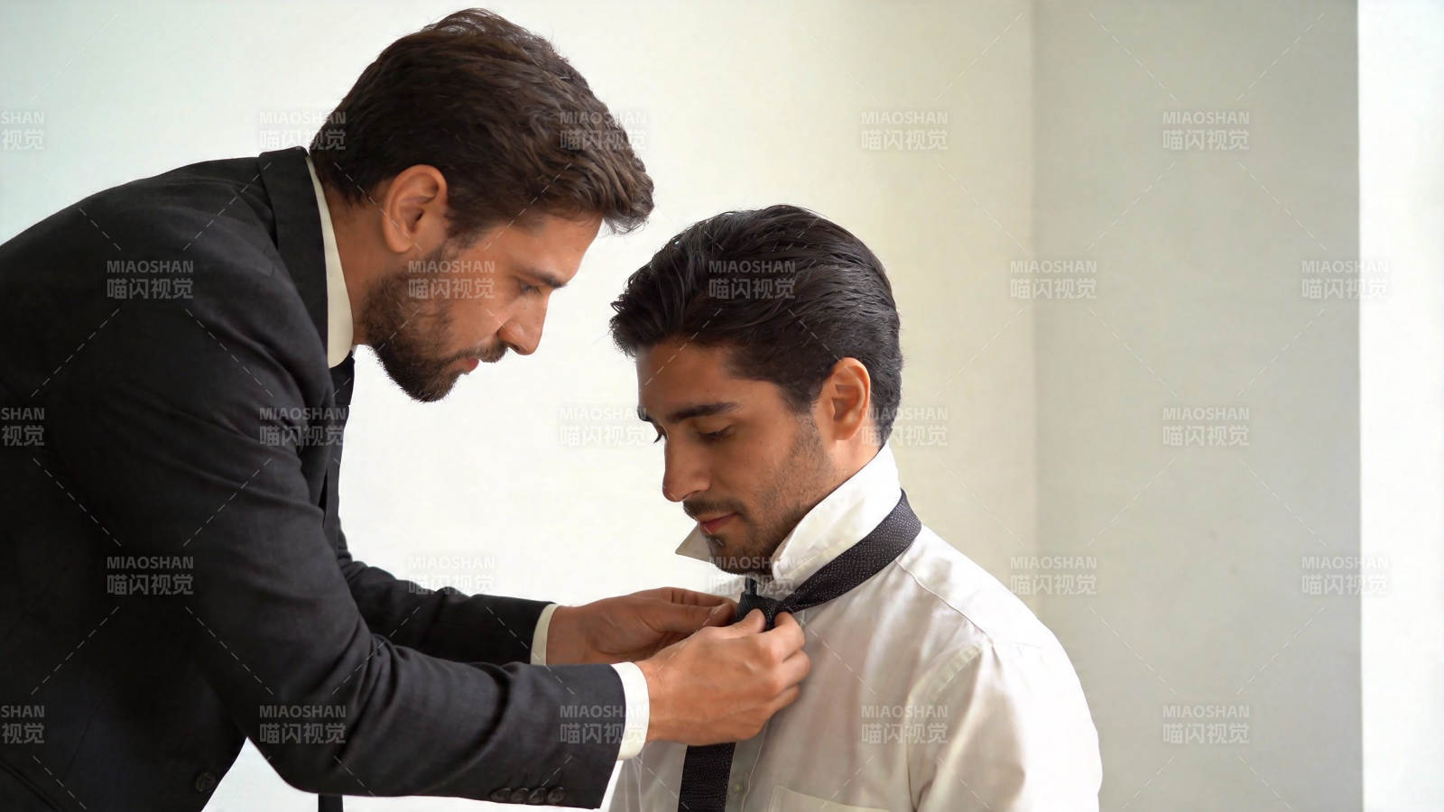 兄弟帮忙系领带图片