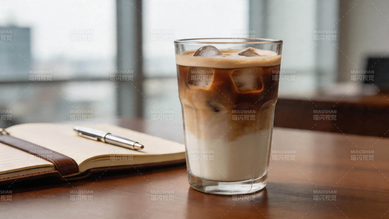 冰咖啡配笔记本 办公惬意时光图片