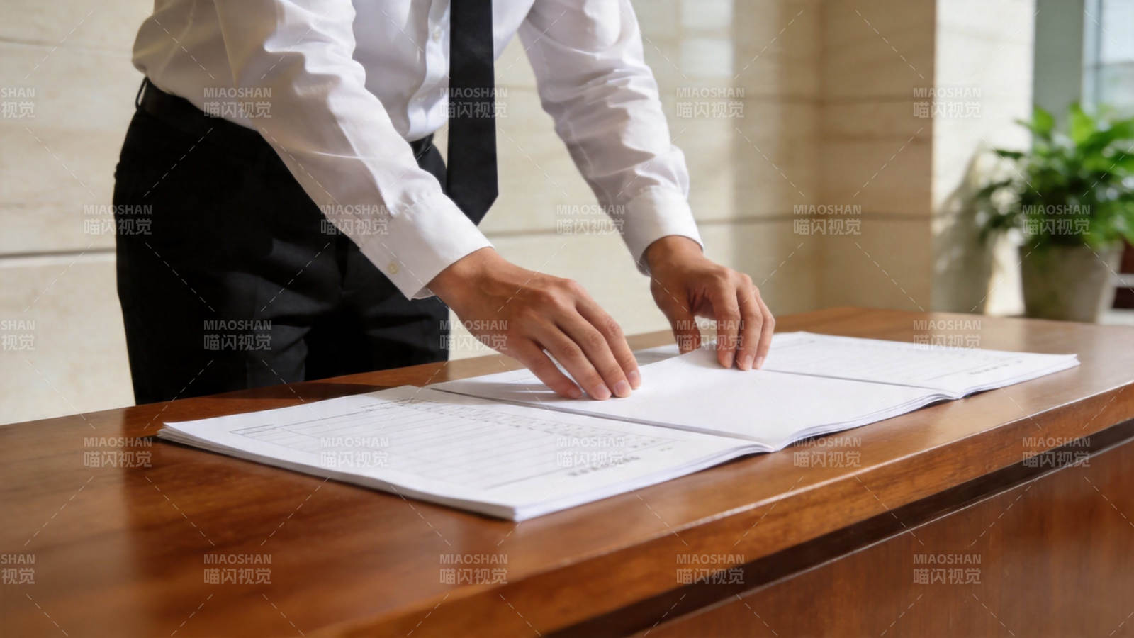 商务人士审阅文件图片