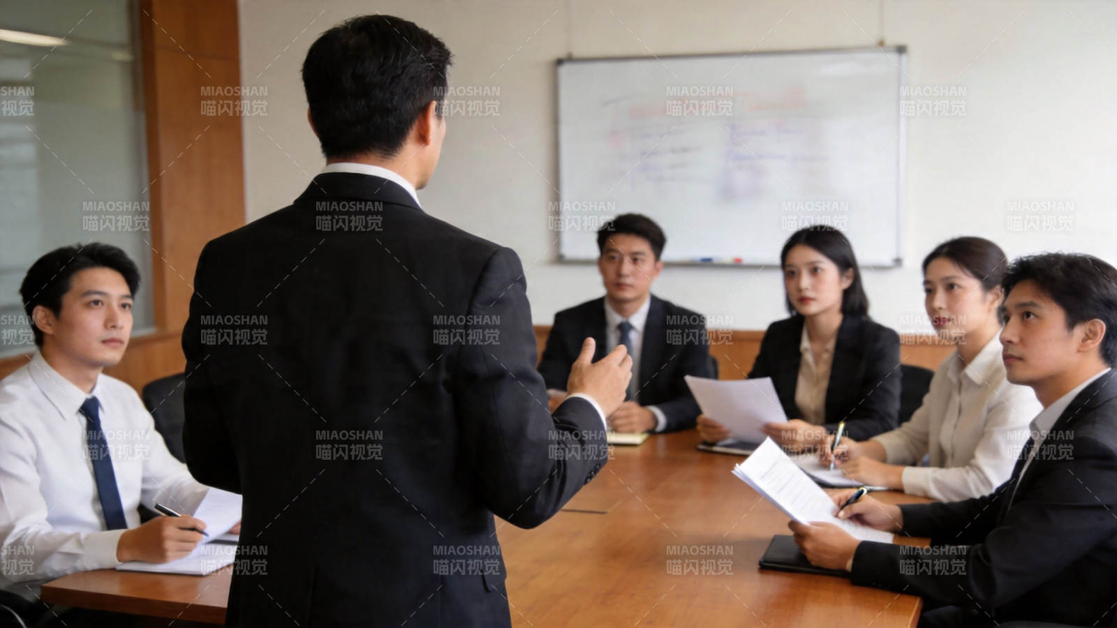 商务会议中领导发言场景图片