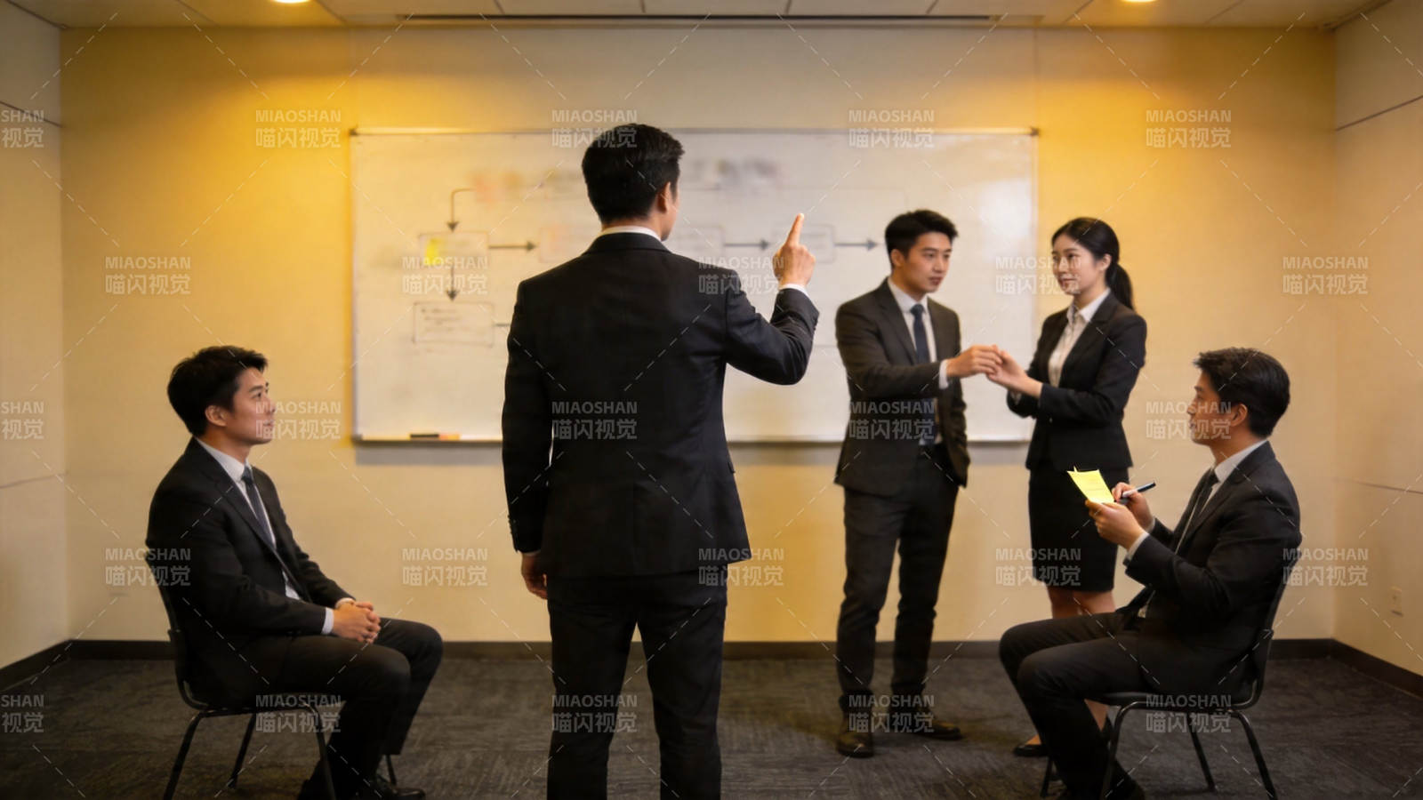 商务会议讨论中图片