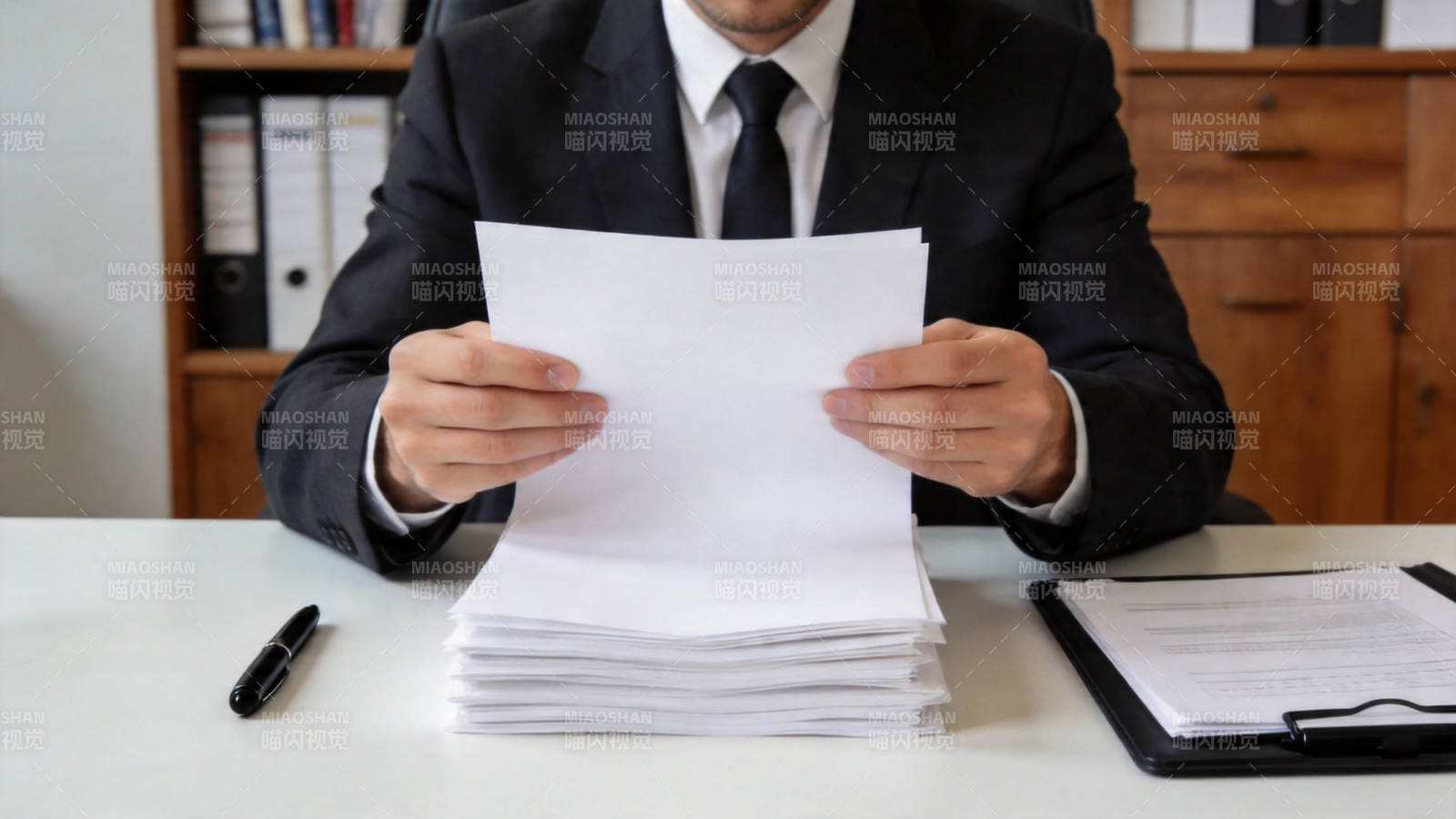 商务人士审阅文件图片