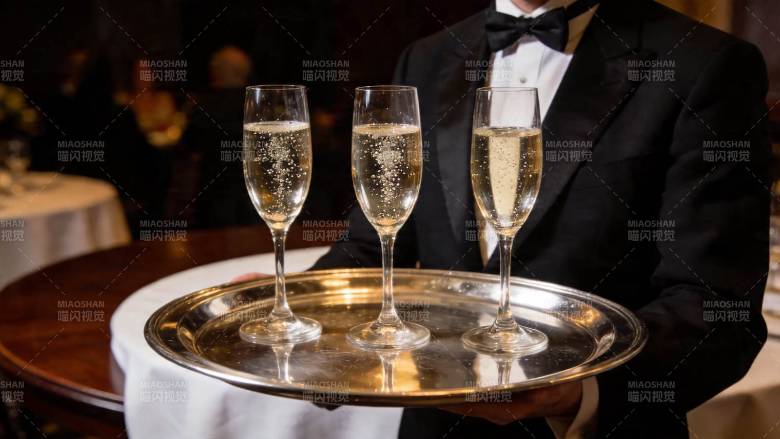 侍者托盘三杯香槟图片