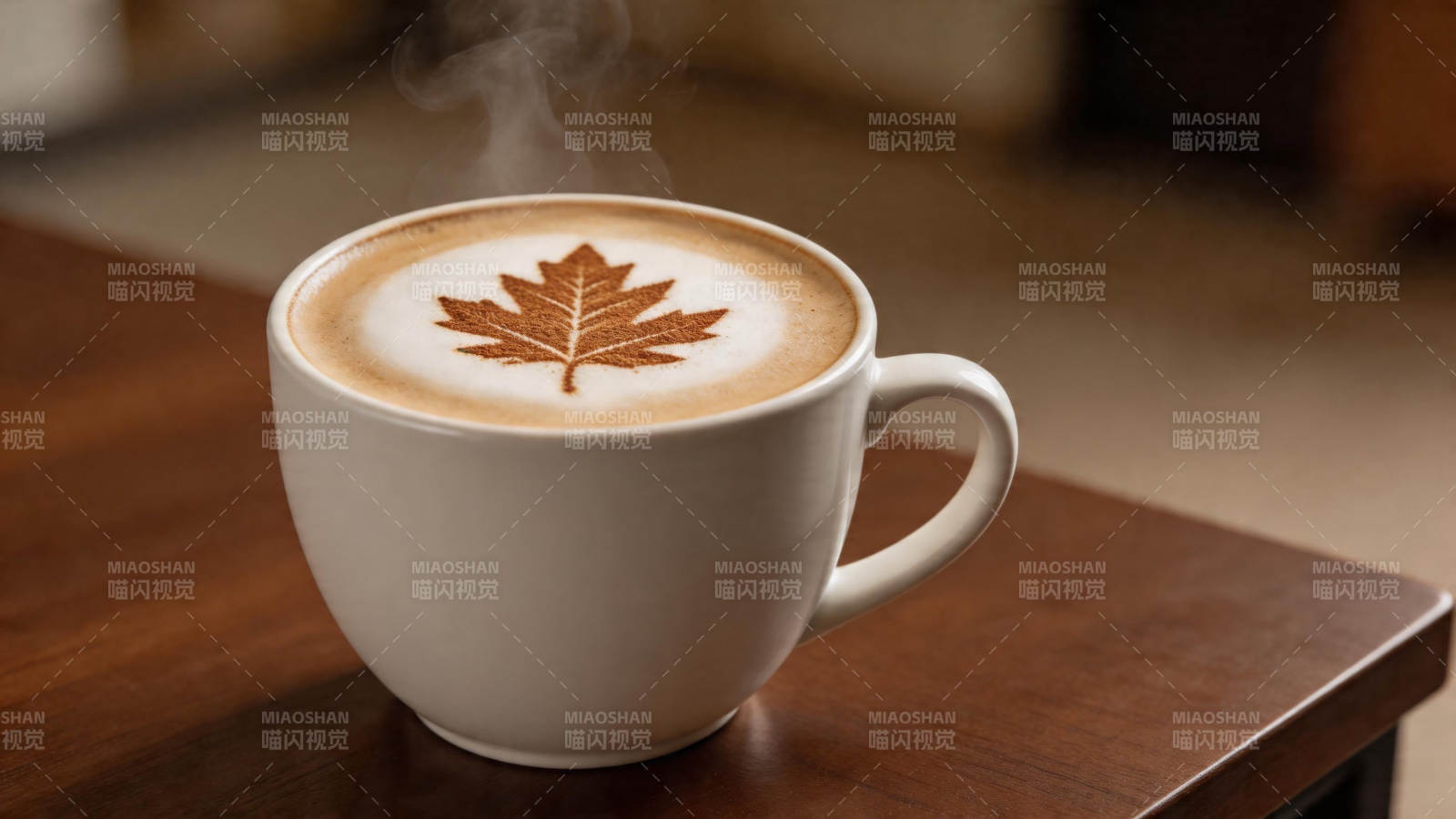 热咖啡上的枫叶拉花图片