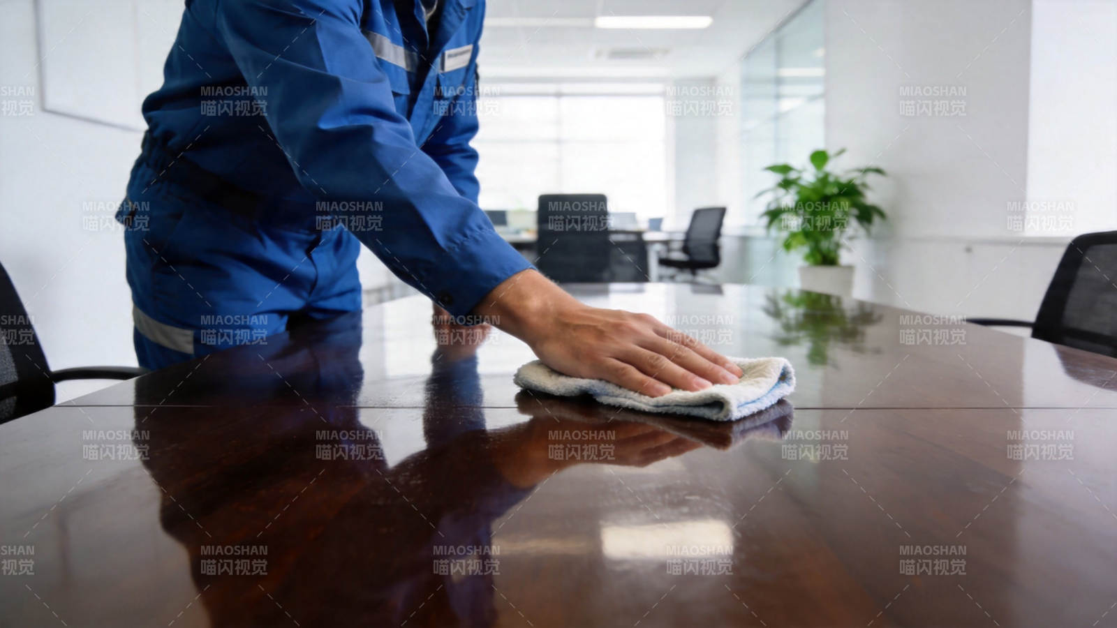 清洁工擦拭会议桌图片