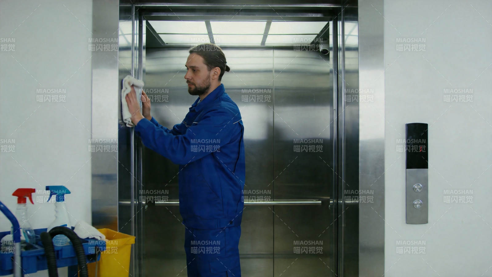 清洁工擦拭电梯门图片