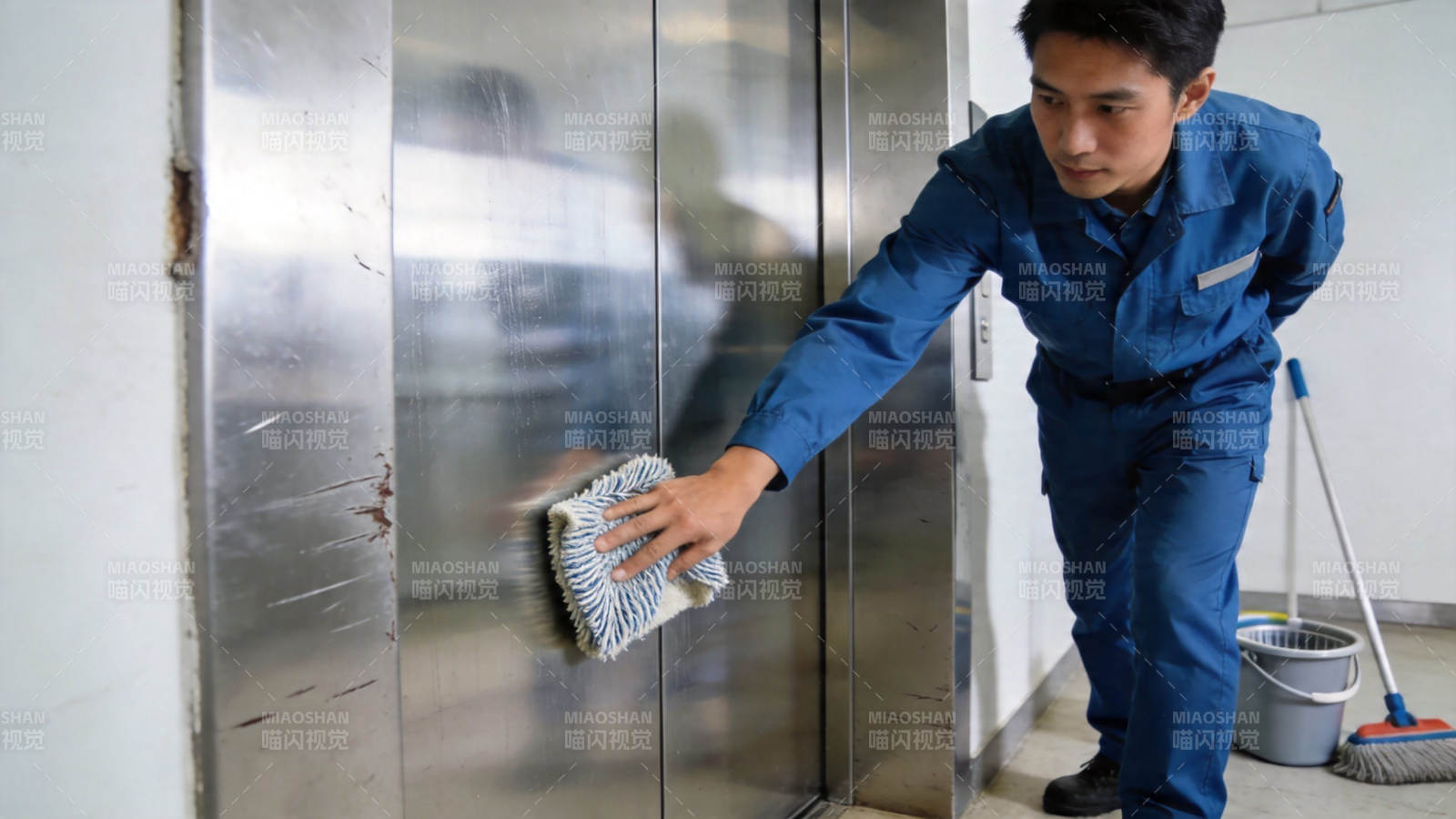保洁员擦拭电梯门图片