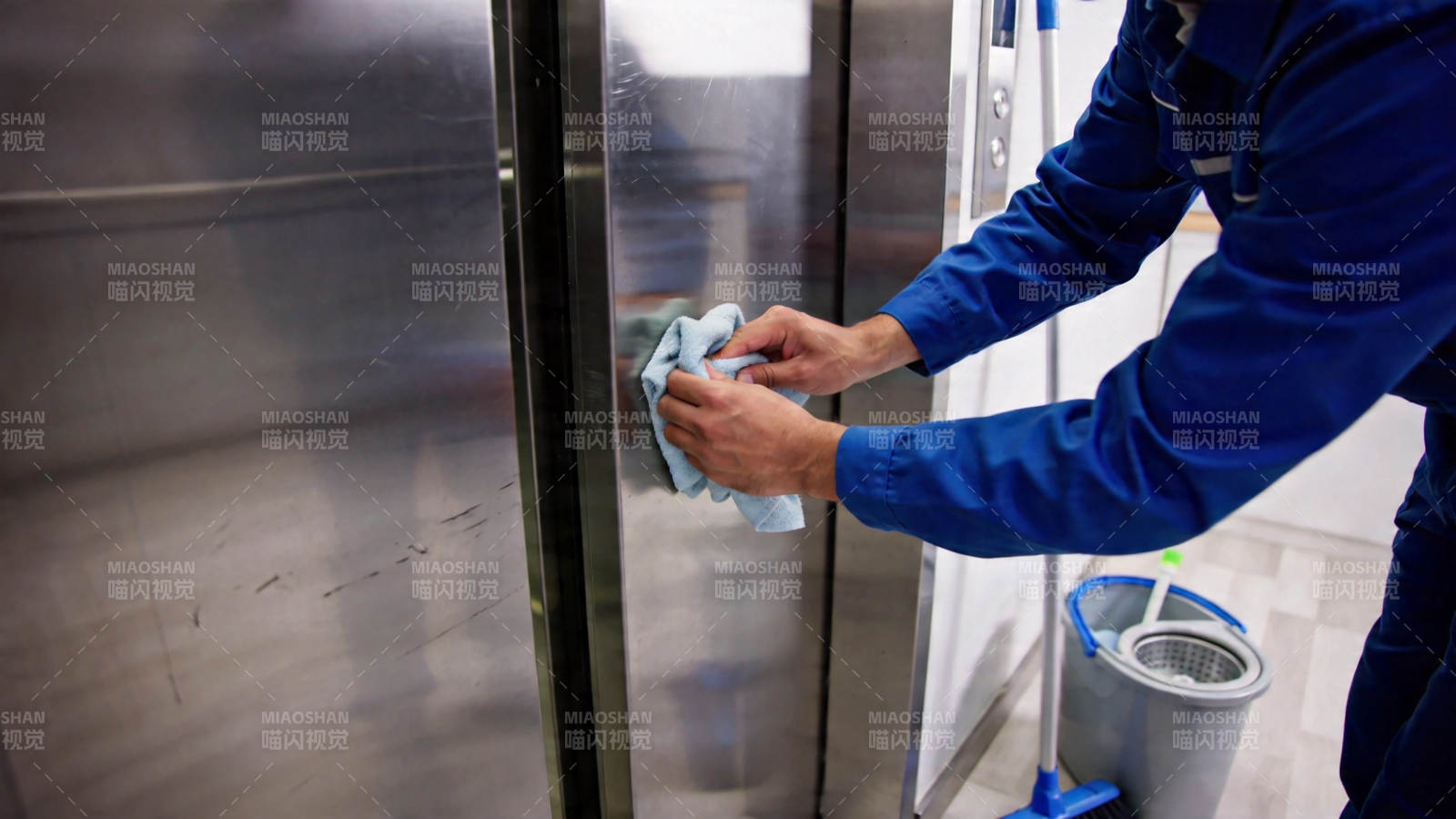 保洁员擦拭电梯门图片