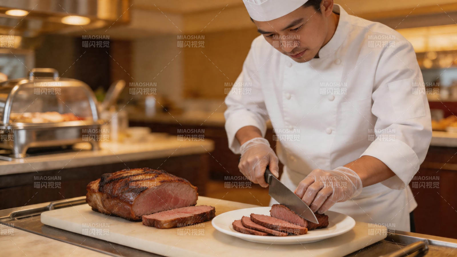 厨师切烤肉 摆盘精致诱人图片