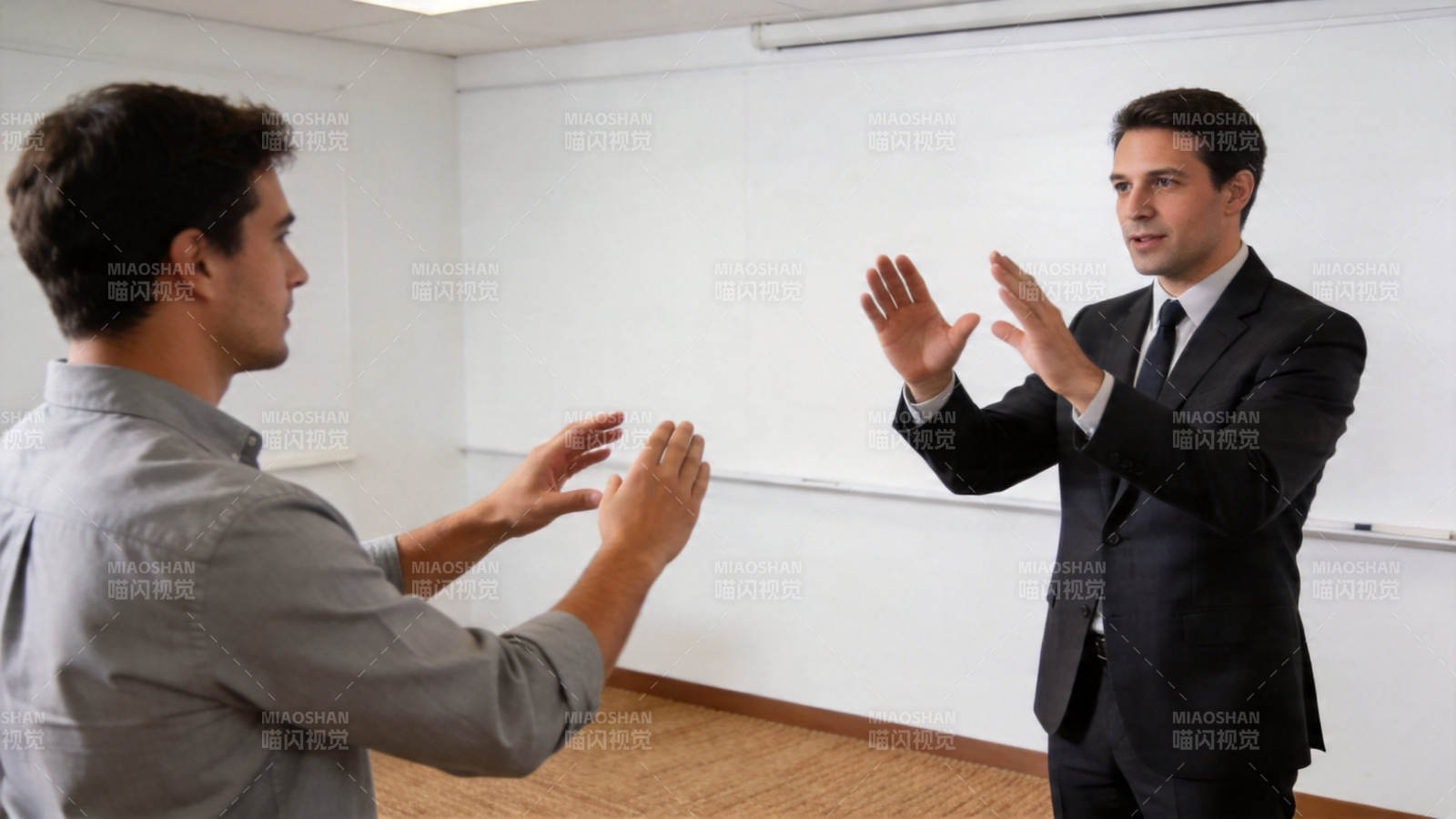 商务洽谈中 双方手势交流图片