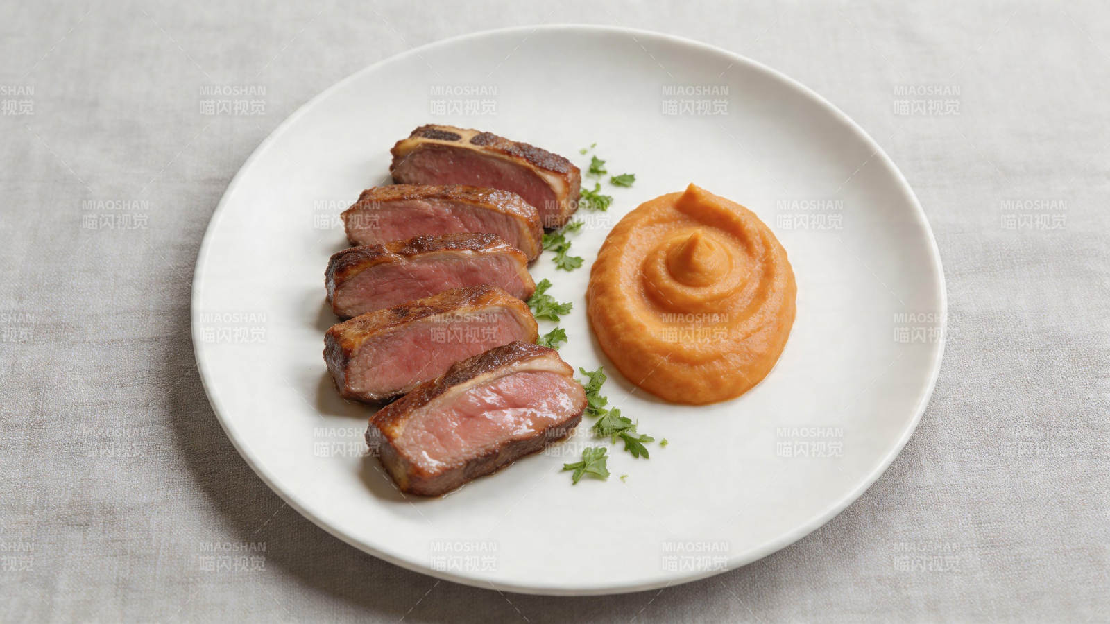 煎牛排配胡萝卜泥图片