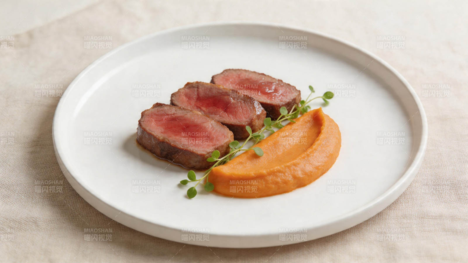 煎牛排配胡萝卜泥与香草图片