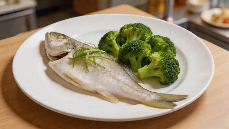 清蒸鱼配西兰花 简约健康餐图片