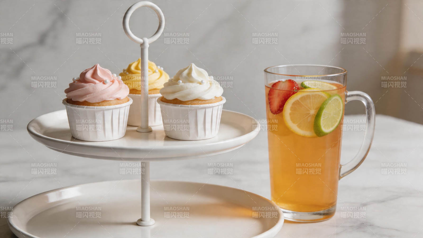 下午茶 纸杯蛋糕配果茶图片