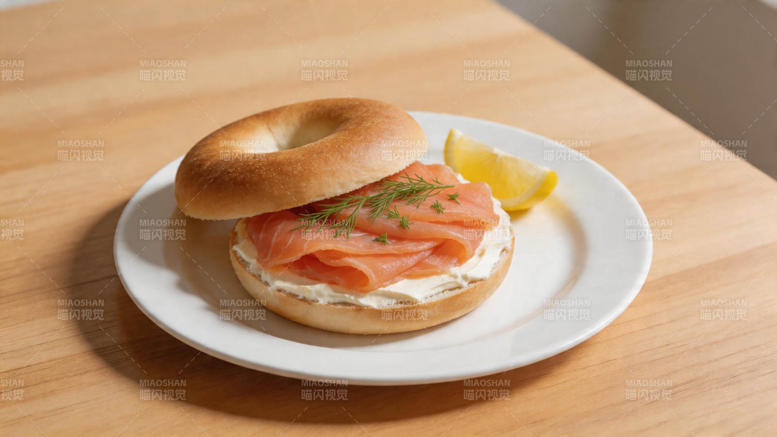 烟熏三文鱼贝果配柠檬图片