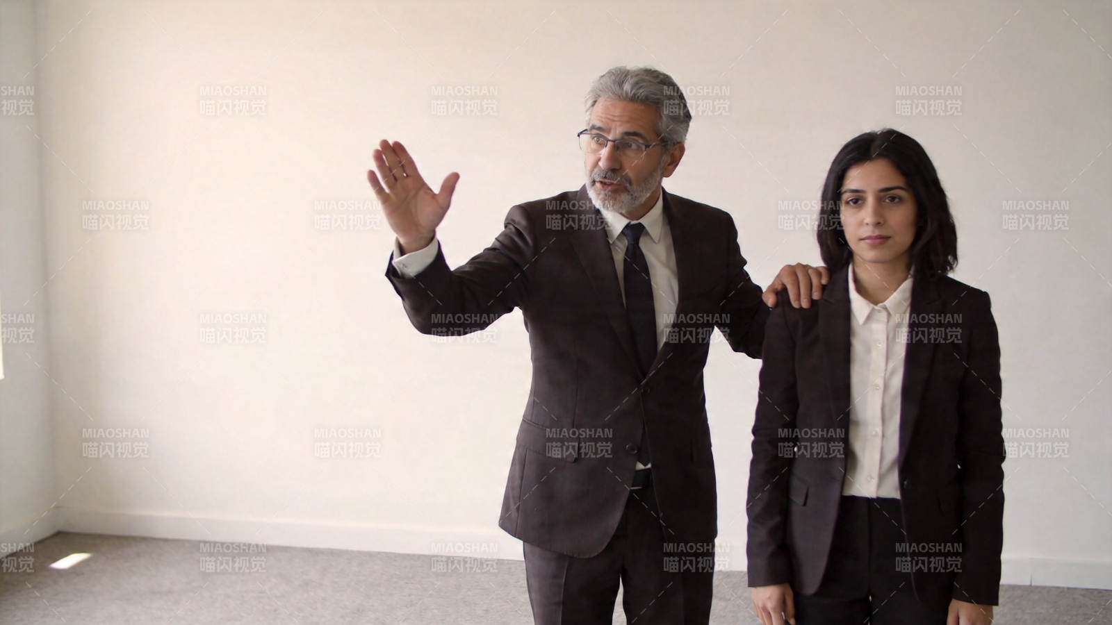 商务人士介绍空间场景图片