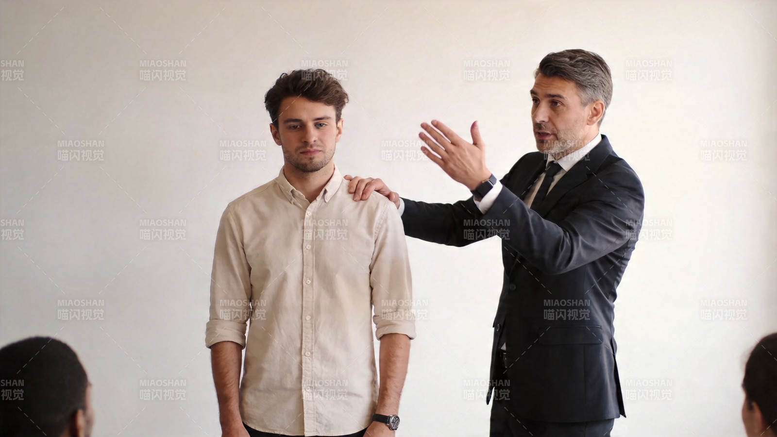 西装男指导青年演讲图片