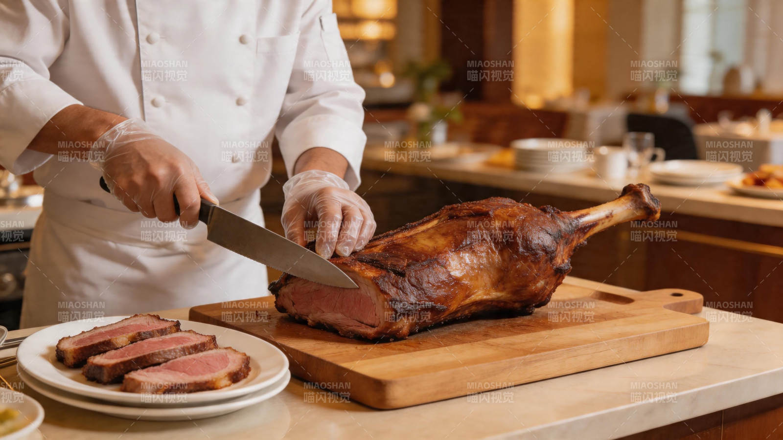 厨师切烤羊腿 摆盘精致图片