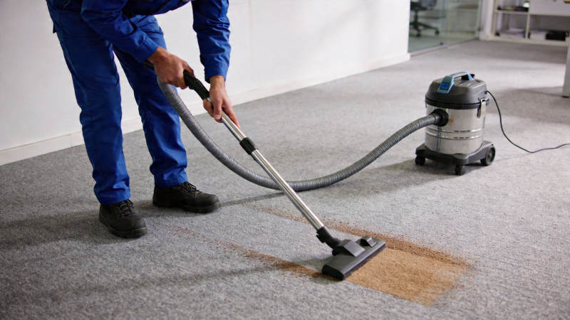 工人吸尘清理地毯污渍图片