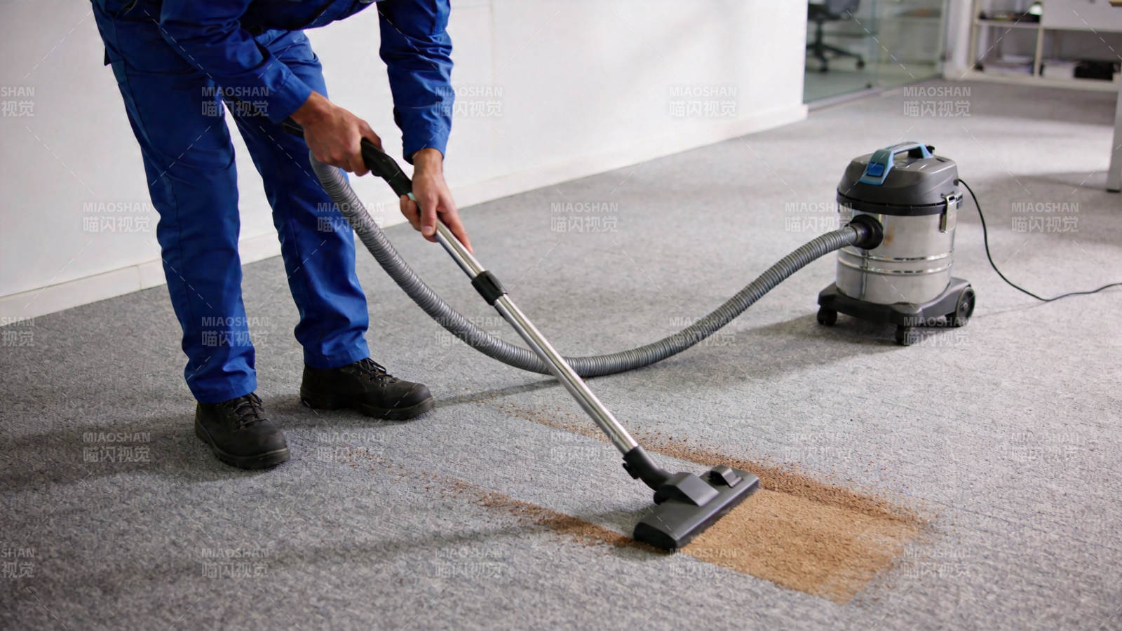 工人吸尘清理地毯污渍图片