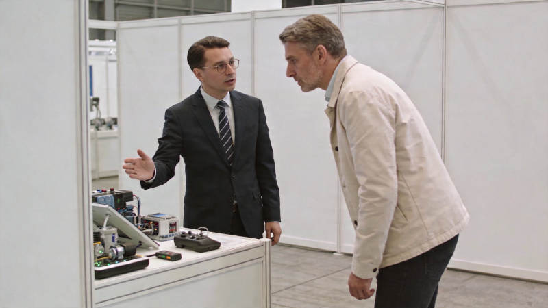 商务洽谈中 两人专注交流图片