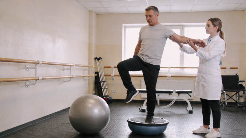 康复师指导老人平衡训练图片