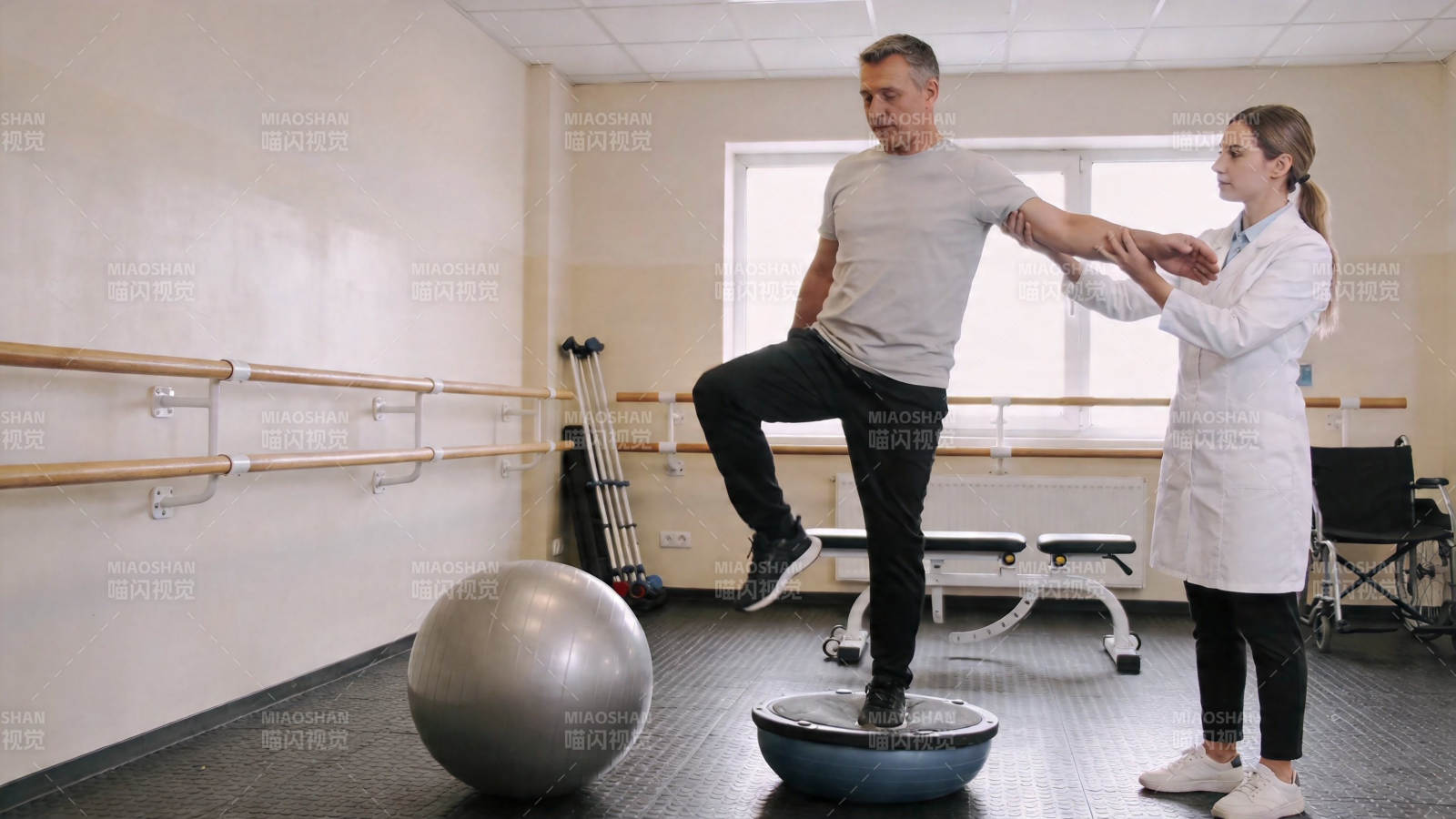 康复师指导老人平衡训练图片