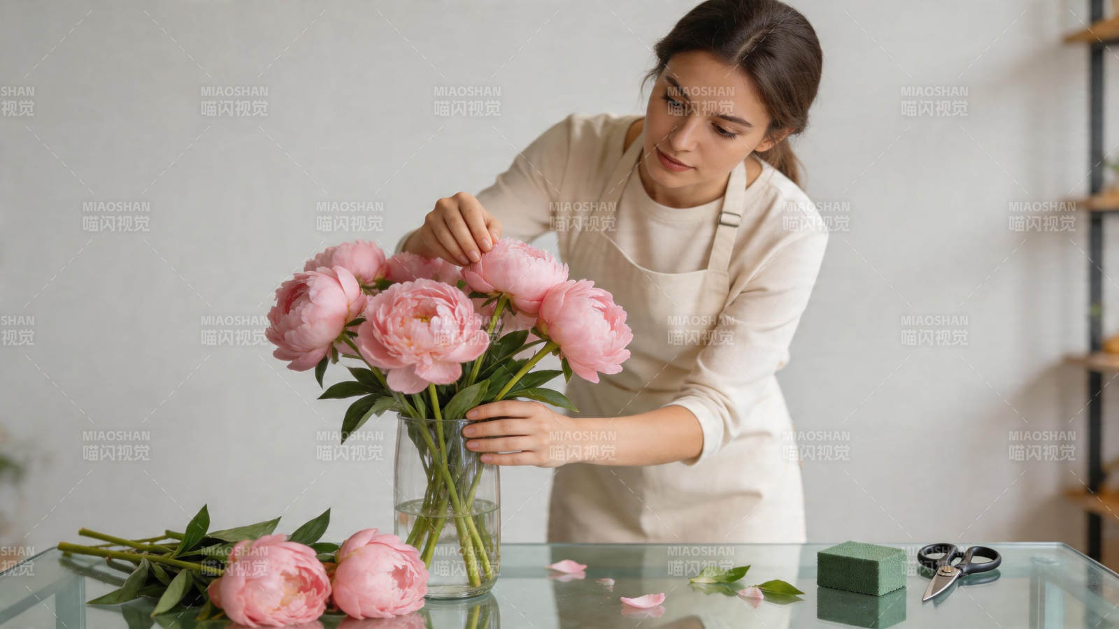 插花师精心布置粉色牡丹图片