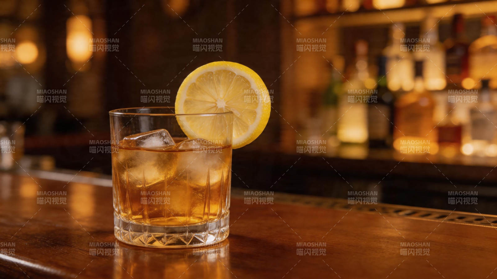 柠檬冰威士忌 吧台暖光伴图片