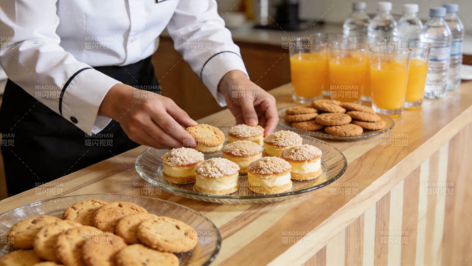 厨师摆盘甜点与饼干图片