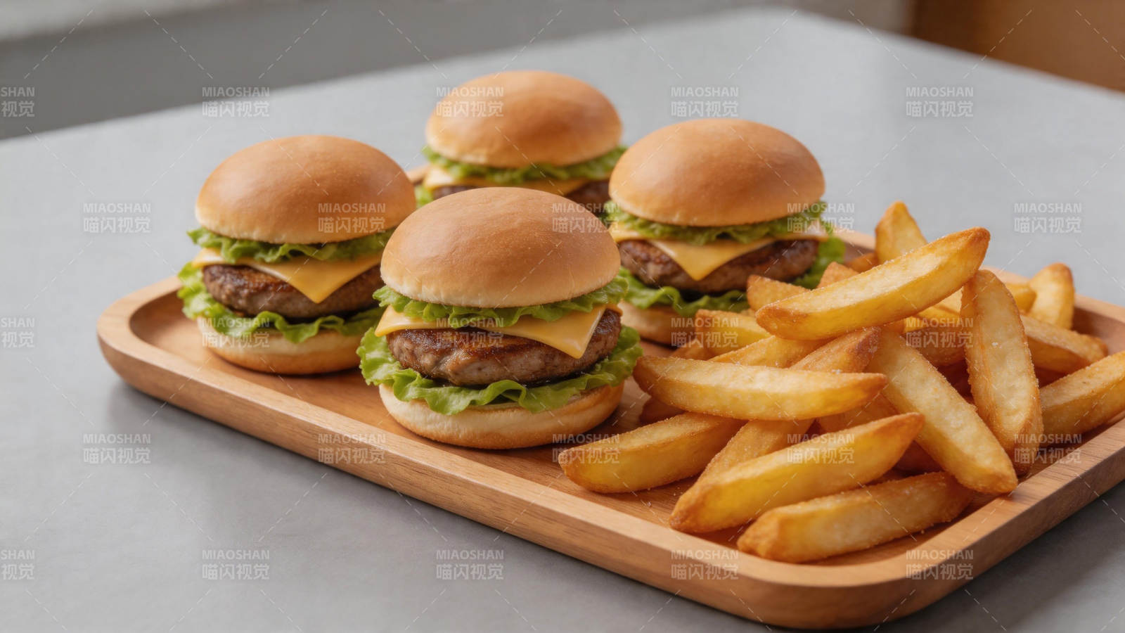 四堡配薯条 木盘盛美味图片